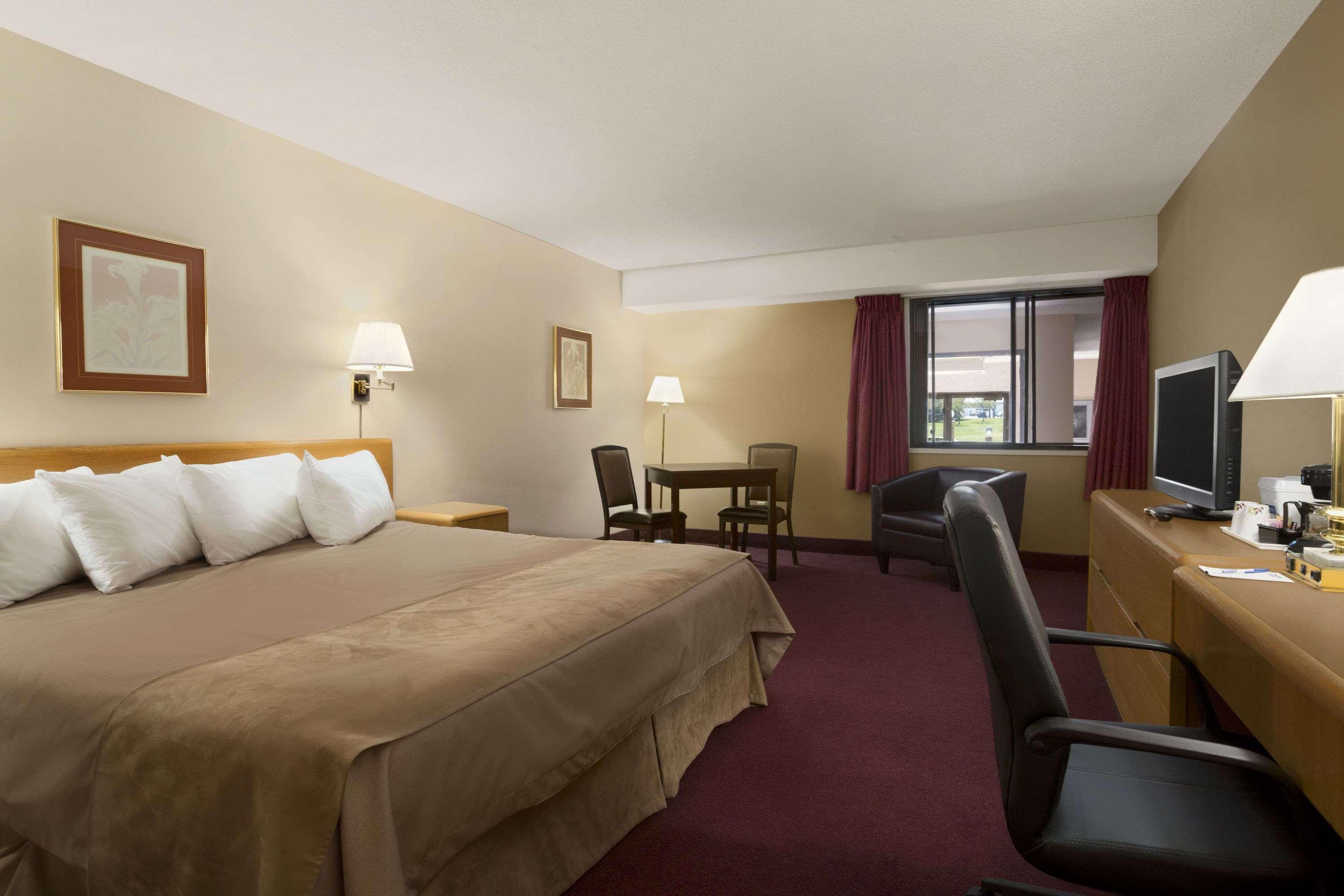 Clarion Pointe Hotel Medicine Hat Exterior foto