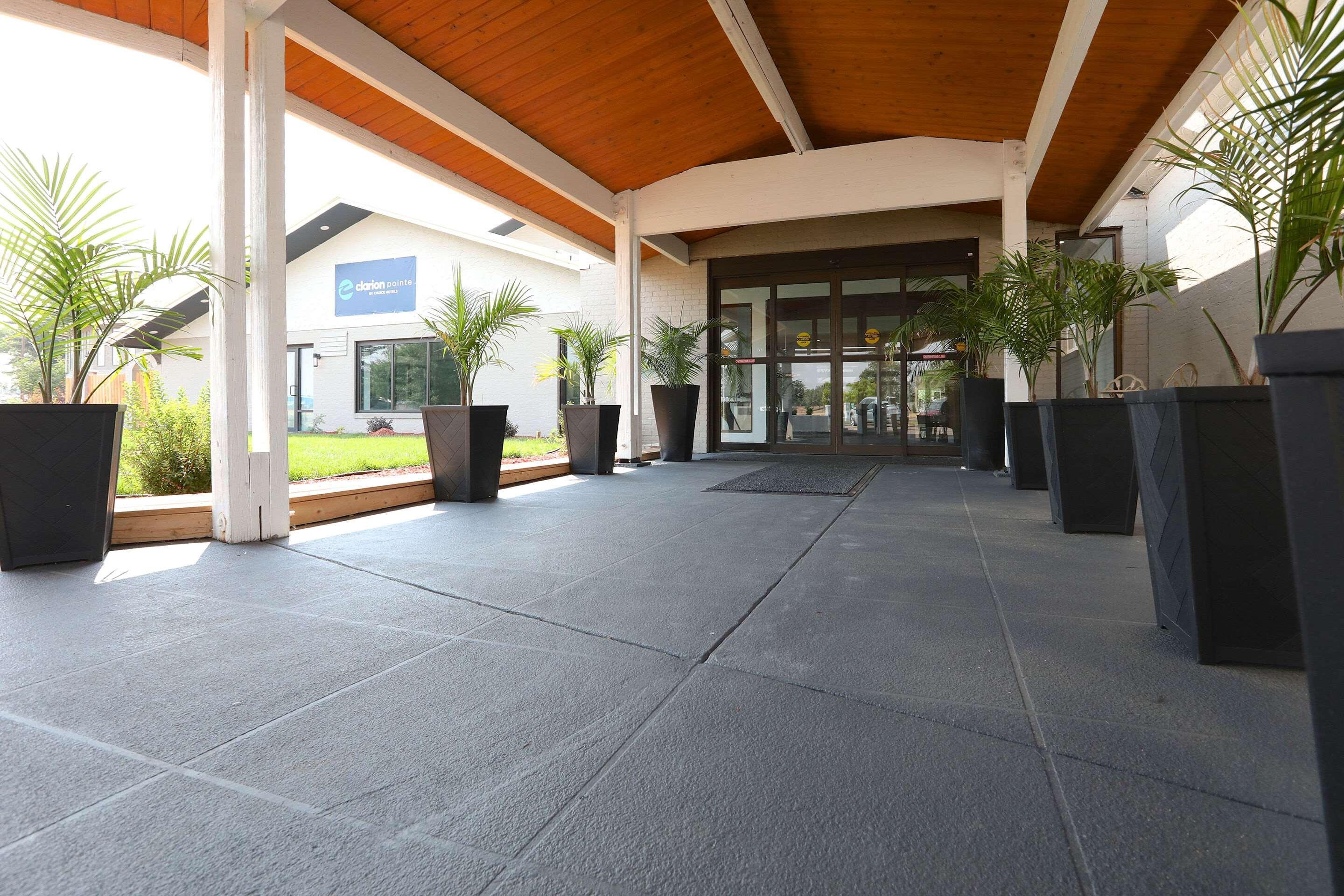 Clarion Pointe Hotel Medicine Hat Exterior foto